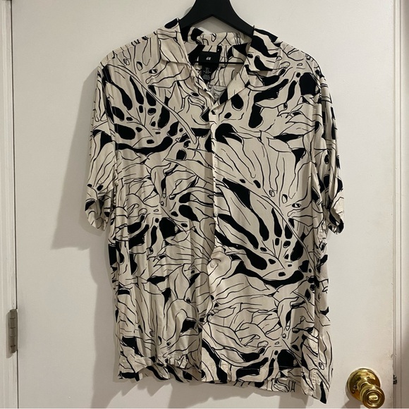 H&M Other - H&M Short Sleeve Button Up Black & White